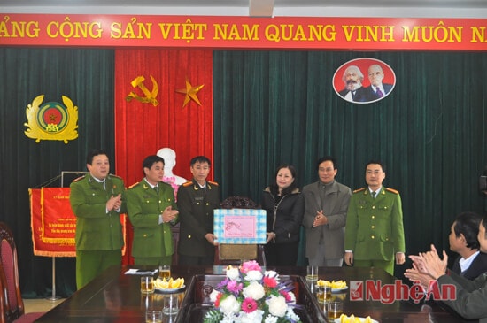 Tặng quà cán bộ chiến sĩ Công an huyện Hưng Nguyên