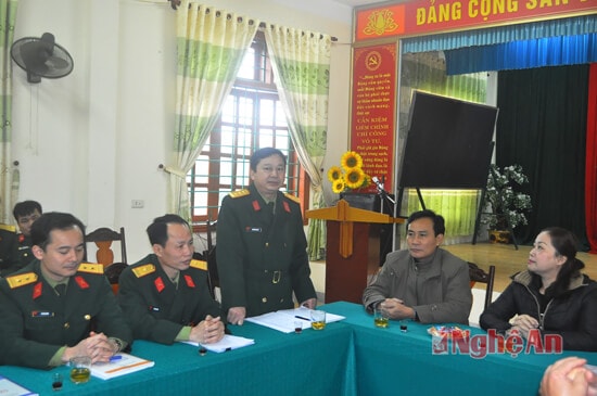 Thượng tá Nguyễn Văn Quế - Chỉ huy trưởng Ban chỉ huy quân sự huyện Hưng Nguyên cám ơn đoàn công tác và hứa cùng tập thể cán bộ chiến sĩ hoàn thành tốt nhiệm vụ để nhân dân vui Xuân, đón Tết