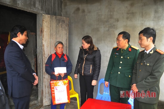 Đoàn công tác đến thăm và tặng quà bà Lý Thị Thanh hộ nghèo đặc biệt khó khăn ở xóm Kỳ, xã Hưng Tây
