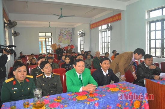 Các đại biểu đoàn công tác của tỉnh và các hộ nghèo dự lễ trao quà Tết tại xã Hưng Trung