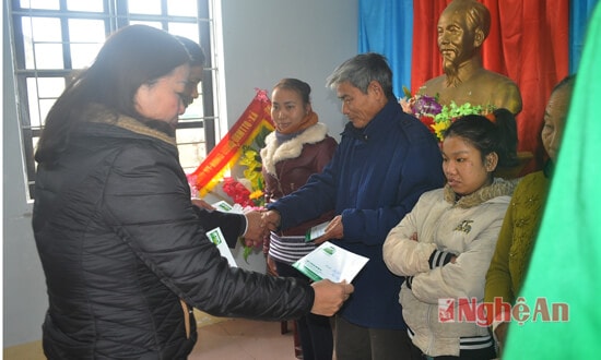 Đồng chí Nguyễn Thị Thu Hường trao quà Tết cho 10 hộ nghèo đại diện ở xã Hưng Trung