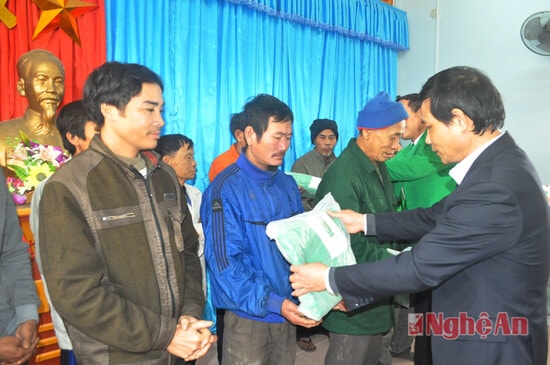 Đại diện UBND huyện Hưng Nguyên trao áo ấm cho các hộ nghèo Hưng Trung
