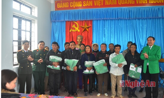 Đại diện Công ty CP Mai Linh và đoàn công tác của tỉnh chụp ảnh lưu niệm với các hộ nghèo sau khi nhận quà