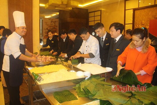 Các cán bộ đến từ các khách sạn trên địa bàn Nghệ An về dự hội thi gói bánh chưng