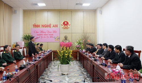Các đồng chí lãnh đạo tỉnh tiếp Đoàn công tác tỉnh Thanh Hóa đến thăm, chúc Tết.
