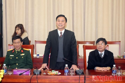 Đồng chí Đỗ Trọng Hưng - Phó Bí thư Thường trực Tỉnh ủy Thanh Hóa chúc mừng những kết quả mà Đảng bộ, chính quyền và nhân dân tỉnh Nghệ An đạt được trên các lĩnh vực.