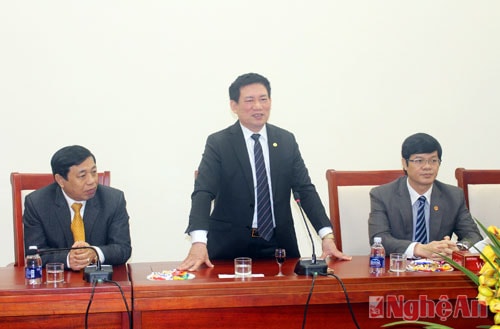 Đồng chí Hồ Đức Phớc - Bí thư Tỉnh ủy phát biểu trân trọng cảm ơn tình cảm của Đảng bộ, chính quyền và nhân dân tỉnh Thanh Hóa với Nghệ An.
