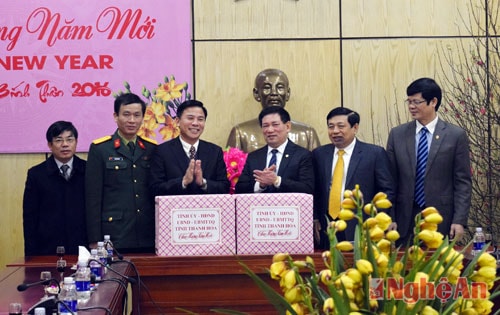 Đồng chí Đỗ Trọng Hưng - Phó Bí thư Thường trực Tỉnh ủy Thanh Hóa tặng quà chúc mừng những kết quả mà Đảng bộ, chính quyền và nhân dân tỉnh Nghệ An đạt được trên các lĩnh vực.
