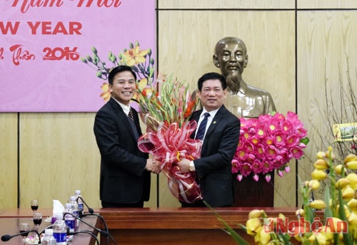 Đồng chí Đỗ Trọng Hưng - Phó Bí thư Thường trực Tỉnh ủy Thanh Hóa tặng hoa chúc mừng đồng chí Hồ Đức Phớc - Bí thư Tỉnh ủy Nghệ An được bầu vào BCH Trung ương Đảng khóa XII.