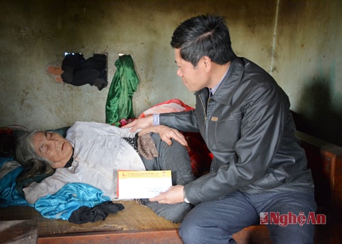 Đồng chí Ngô Trọng Nghĩa- Phó Tổng Giám đốc Tổng Công ty XDCTGT4 thăm tặng quà cho Mẹ VNAN ử Nghi Lộc được Tổng Công ty nhận phụng dưỡng suaots đời.
