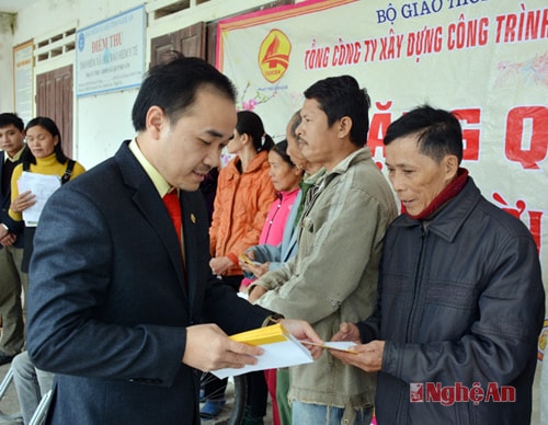 Đồng chí Anh Dũng trao tặng quà tết cho người nghèo huyện Quỳnh Lưu.