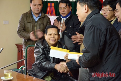 Đại diện lãnh đạo Tổng Công ty thăm tặng quà Trung tâm điều dưỡng thương binh Nghệ An.