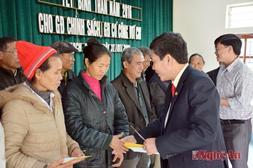 Những món quà được đại diện lãnh đạo Tổng Công ty trao tận tay cho đồng bào nghèo xã Thạch Giám huyện Tương Dương.