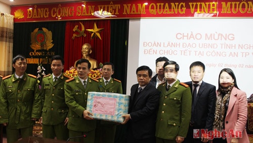 Thăm và tặng quà Công an TP Vinh