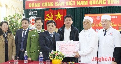 Chúc tết cán bộ, y bác sỹ Bệnh viện 115