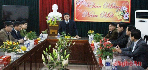 Đồng chí phó chủ tịch UBND tỉnh ghi nhận những thành tích mà Ga Vinh đạt được trong năm qua