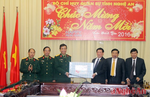 Đồng chí Bí thư Tỉnh ủy tặng quà, chúc Tết cán bộ, chiến sỹ Bộ Chỉ huy Quân sự tỉnh.