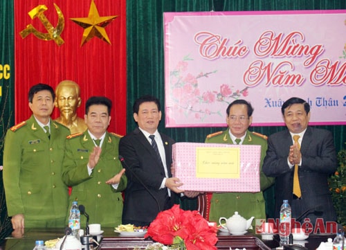 Đồng chí Bí thư Tỉnh ủy tặng quà, chúc Tết cán bộ, chiến sỹ Cảnh sát PCCC tỉnh.