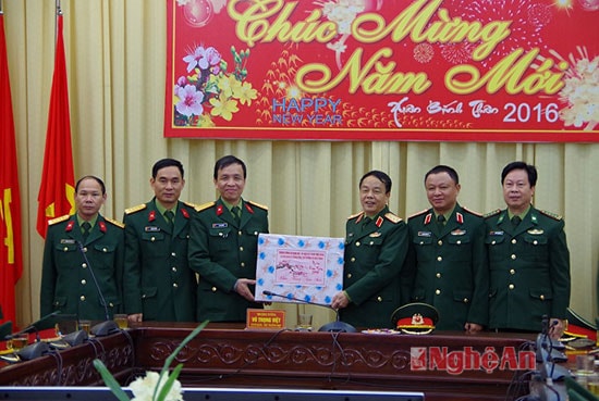 Thượng tướng Võ Trọng Việt, Ủy viên Trung ương Đảng, Thứ trưởng Bộ Quốc phòng chúc Tết Bộ CHQS tỉnh