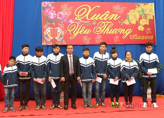 Tặng quà cho các học sinh có hoàn cảnh khó khăn