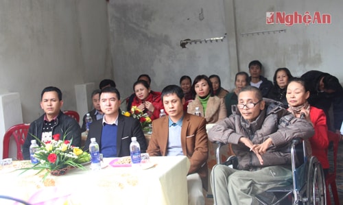 Đại diện Công ty Mobifone Nghệ An, chính quyền địa phương và gia đình tại lễ khánh thành và bàn giao 
