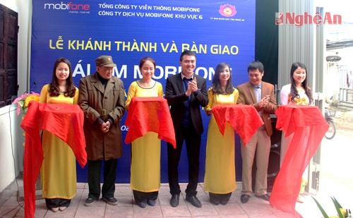 Đại diện Mobifone tỉnh Nghệ An, chính quyền địa phương và gia đình ông Huỳnh Hữu Chiến cắt băng khánh thành nhà 