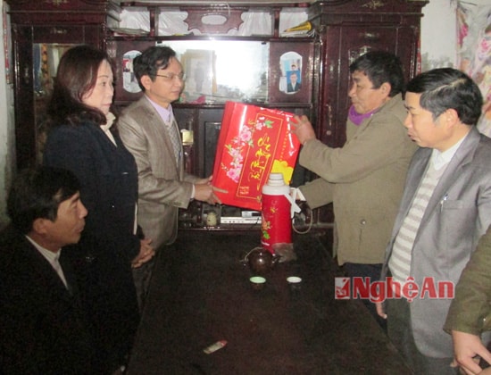 , lãnh đạo huyện Quỳnh Lưu tổ chức 4 đoàn đi thăm, tặng quà các gia đình chính sách, hộ nghèo và trẻ em có hoàn cảnh khó khăn trên địa bàn huyện.