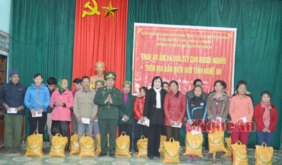 Bộ chỉ huy BĐBP Nghệ An phối hợp với các cơ quan, doanh nghiệp và các nhà hảo tâm tại Thành phố Hồ Chí Minh trao áo ấm và quà tết cho người dân 2 xã biên giới Tam Hợp và Nhôn Mai huyện Tương Dương.