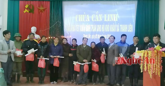 Tại xã Thanh Liên đoàn đã gặp gỡ chúc tết đội ngũ cán bộ xã và tặng 50 suất quà cho 50 hộ nghèo với trị giá gần 20 triệu đồng.