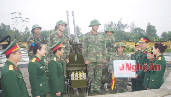 Đại tá Trần Minh Thanh, Phó chủ nhiệm Chính trị Quân khu (người thứ 3 bên phải nhìn sang) tặng quà, động viên các chiến sĩ trận địa phòng không Tiểu đoàn 14, Lữ đoàn 283.