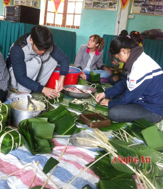 Các đoàn viên tham gia gói bánh chưng để tặng cho bệnh nhân nghèo.
