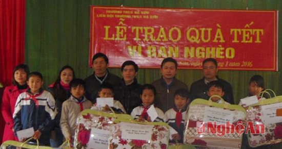 Chi đoàn Đảng - Đoàn thể tặng quà tại xã Hạ Sơn.