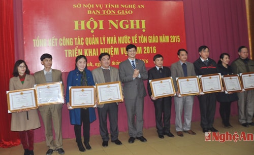 Đồng chí Lê Xuân Đại, Ủy viên BTV, Phó chủ tịch UBND tỉnh trao bằng khen của UBND tỉnh cho tập thể, cá nhân có thành tích xuất sắc trong công tác quản lý nhà nước về tôn giáo