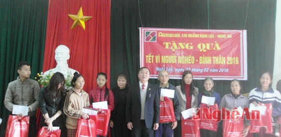 Dịp này, Đoàn đã trao tặng 10 suất quà, trong đó mỗi suất gồm  500 ngàn đồng tiền mặt và một phần quà. 