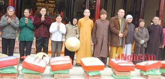 chùa Thuần Hậu (Yên Thành) , Ban hộ tự chùa Thuần Hậu và chùa Chí Linh  tổ chức Lễ trao tặng quà Tết và chăn ấm cho hộ nghèo, hộ gia đình chính sách cho bà con trên địa bàn xã Bắc Thành (Yên Thành) .