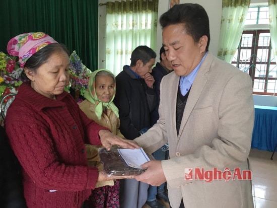 Đồng chí Lê Văn Giáp tặng quà cho 10 hộ nghèo xã Mường Nọc