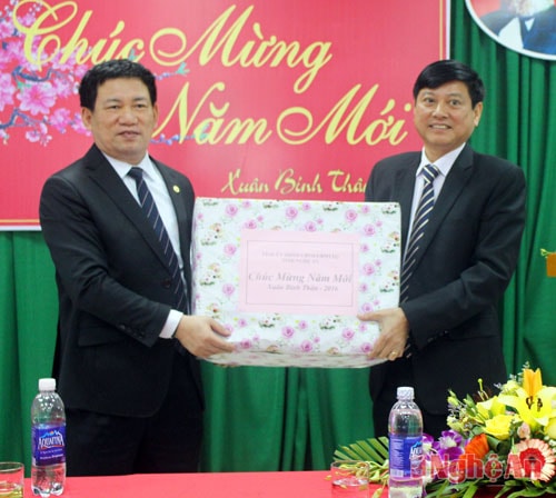 Đồng chí Hồ Đức Phớc tặng quà, chúc mừng năm mới cán bộ, công nhân Công ty Nam Đàn - Hanosimex.