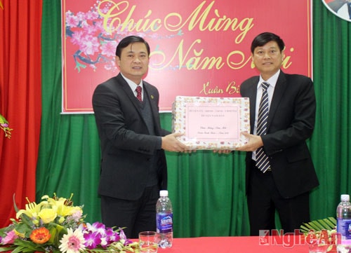 Đồng chí Thái Thanh Quý tặng quà cho cán bộ, công nhân Công ty Nam Đàn - Hanosimex.