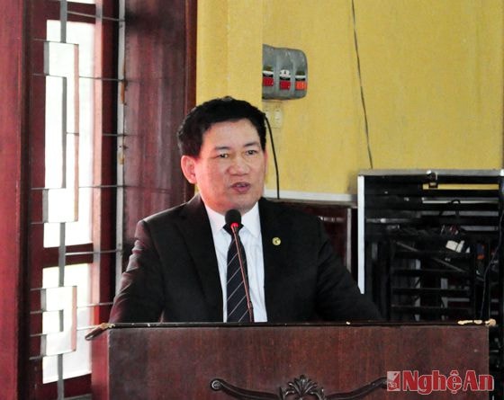 Đồng chí Hồ Đức Phowsc - Ủy viên Trung ương Đảng, Bí thư Tỉnh ủy, Chủ tịch HĐND tỉnh nói chuyện với các cán bộ, các mẹ, các cháu làng trẻ SOS Vinh
