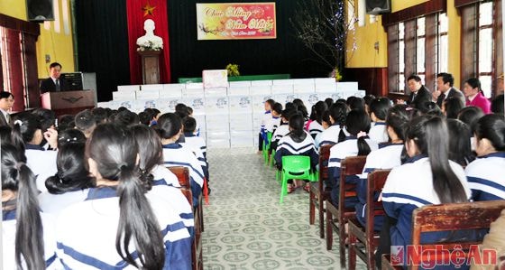 Quag cảnh lễ trao quà