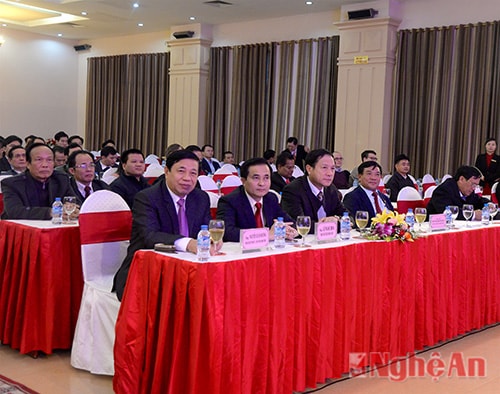 Lãnh đạo tỉnh cùng các khách mời dự chương trình.