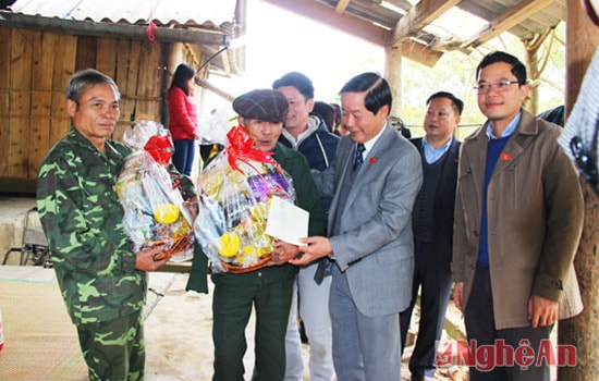 Rời Quế Phong, đoàn công tác tiếp tục đến trao quà cho các thương, bệnh binh ở xã Châu Thắng (Quỳ Châu).