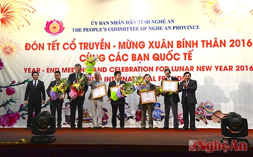 Trao bằng khen cho tập thể và cá nhân có đống góp nổi bật cho kinh tế - xã hội của tỉnh năm 2015.
