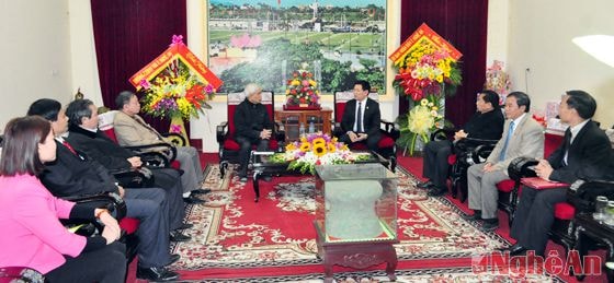 Đồng chí Hồ Đức Phowsc - Ủy viên Trung ương Đảng, Bí thư Tỉnh ủy, Chủ tịch HĐND tỉnh nói chuyện với các cán bộ, các mẹ, các cháu làng trẻ SOS Vinh