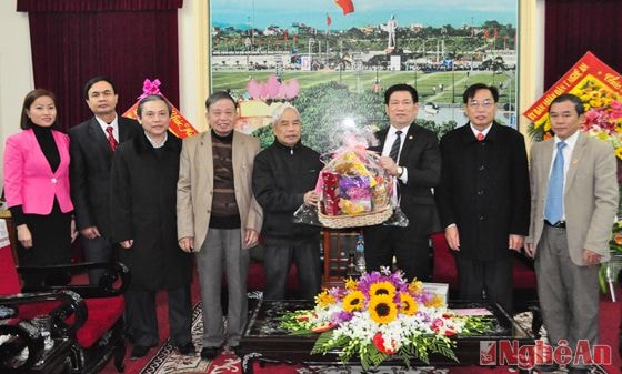 Linh mục Nguyễn Đăng Điền - Chủ tịch Ủy ban Đoàn kết Công giáo tỉnh tặng quà chúc Tết Tỉnh ủy