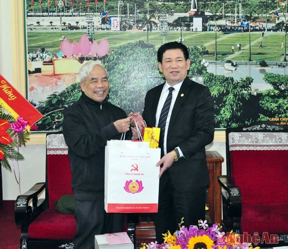Đồng chí Hồ Đức Phowsc tặng linh mục Nguyễn Đăng Điền hình tượng cá gỗ vượt vũ môn