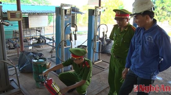 kiểm tra phương tiện chữa cháy cầm tay tại kho dự trữ Gas thuộc công ty TNHH dịch vụ khí đốt Nghệ An