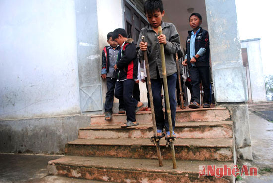 Thi đi cà kheo còn được các em học sinh người Mông ở xã Mường Lống (Kỳ Sơn) chơi trong không gian trường học