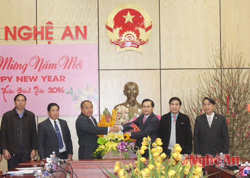 Lãnh đạo tỉnh Xiêng Khoảng tặng quà chúc Tết tỉnh Nghệ An. 
