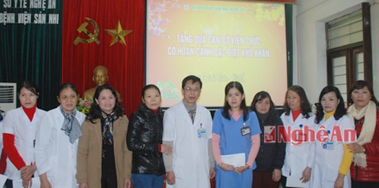 , Công đoàn ngành Y tế Nghệ An do đồng chí Võ Thị Hằng - Chủ tịch Công đoàn ngành làm trưởng đoàn đã đi thăm, tặng quà cho CNVCLĐ trong ngành có hoàn cảnh khó khăn và chúc Tết một số đơn vị y tế.